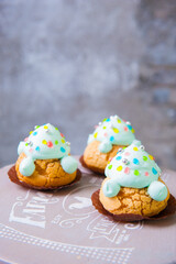 たくさんのトッピングがされたカラフルなシュークリーム