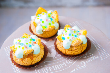 たくさんのトッピングがされたカラフルなシュークリーム