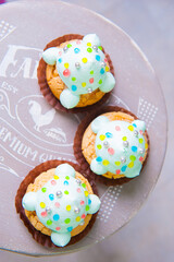 たくさんのトッピングがされたカラフルなシュークリーム