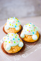 たくさんのトッピングがされたカラフルなシュークリーム