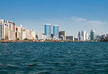 Obraz premium view of old market and modern architecture with sea in Dubai