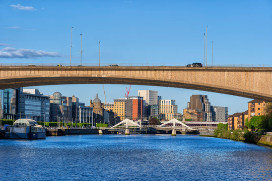 UK, Scotland, Glasgow, Kingston Bridge over Clyde River