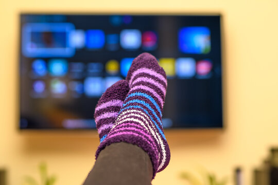 Oglądanie telewizji w domu, w ciepłych skarpetkach frotte