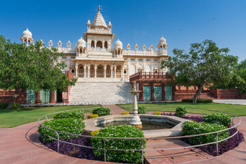 Obraz premium Nice view of Jaswant Thada cenotaph with decorated garden fountain, Jodhpur, Rajasthan, India. Built out of intricately carved sheets of Makrana marble, emitting warm glow when illuminated by Sun.