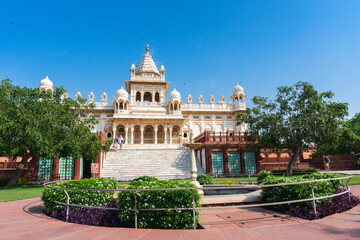 Obraz premium Nice view of Jaswant Thada cenotaph with decorated garden fountain, Jodhpur, Rajasthan, India. Built out of intricately carved sheets of Makrana marble, emitting warm glow when illuminated by Sun.