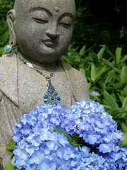 地蔵と紫陽花