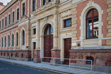 Obraz premium Prachtvolle Neorenaissance-Fassade des Gymnasiums St. Augustin mit Portal und Rundbogenfenstern, Grimma, Sachsen, Deutschland