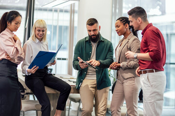 Obraz premium A business team is standing in a modern office and having a discussion
