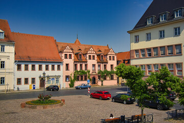 Sommerlicher Blick auf den Marktplatz von Grimma mit historischer Architektur, Standesamt und Stadtleben, Sachsen, Deutschland