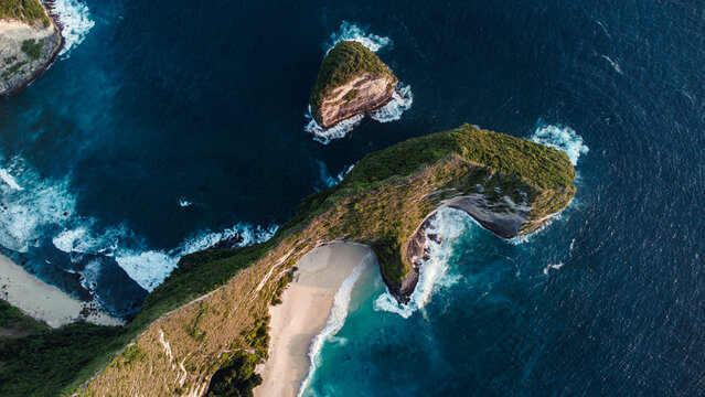 Kelingking Beach na Nusa Penida, blisko Bali, piękny klify, niesamowity krajobraz naturalnego wybrzeża.