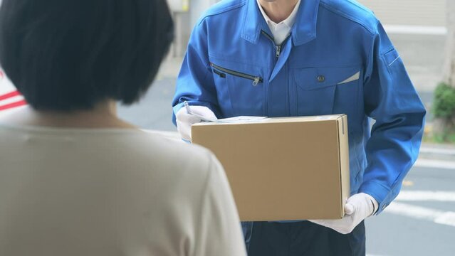 荷物を届けるデリバリースタッフ　セールスドライバー