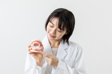 歯磨きを推進する歯科医イメージ02