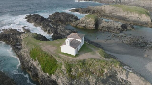 Hermita virxen do porto en acantilado desde punto de vista a&eacute;reo.