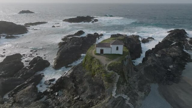 Hermita virxen do porto en acantilado desde punto de vista a&eacute;reo.