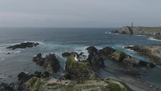 Hermita virxen do porto en acantilado desde punto de vista a&eacute;reo.