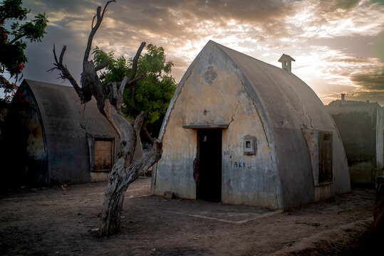 case obus moderniste en b&eacute;ton des cheminots des chemins de fer s&eacute;n&eacute;galais sur la ligne Dakar Saint Louis au S&eacute;n&eacute;gal en Afrique de l'Ouest