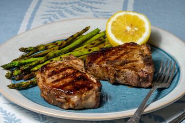 Grilled lamb chops with asparagus.