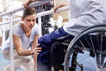 Physical therapist checking man‚Äôs knee