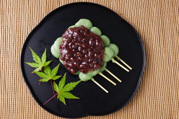 たっぷりの粒あんのよもぎ団子