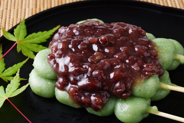 たっぷりの粒あんのよもぎ団子