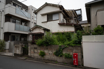 日本の古い木造二階建住宅/狭小住宅/一戸建て/
