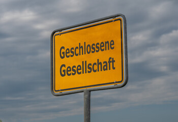 Sign with the German expression 'geschlossene Gesellschaft' (closed society).