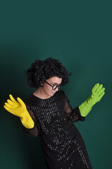 criança faxineira cômica engraçada com luvas para limpeza 