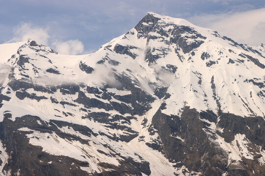 Majest&auml;tischer Gipfel in der Glocknergruppe; Gro&szlig;es Wiesbachhorn (3564m) von Osten gesehen (links Bratschenkopf (3413m)