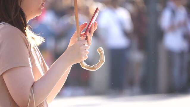 信号待ちでスマホを操作する人々　スローモーション