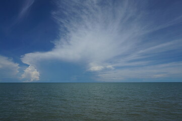 Obraz premium blue sky with clouds and sea