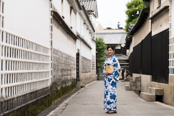 Fototapeta na wymiar 日本で観光する浴衣の女性１０