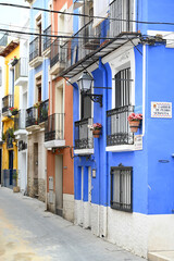 Fototapeta na wymiar Maisons colorées du vieux quartier d'Alicante