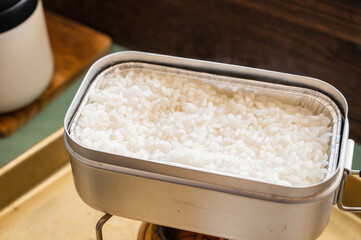 焚けて蒸らす前のメスティンご飯