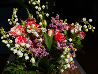 Bouquet de fleurs muguet et roses, fête, anniversaire, travail