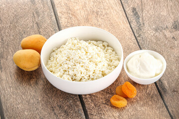 Cottage cheese with apricot and cream