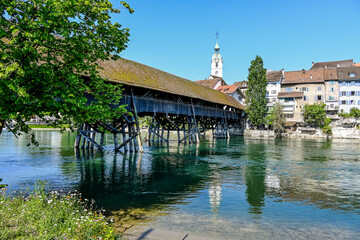 Fototapeta premium Olten, Stadt, Stadtturm, Aare, Fluss, Alte Brücke, Holzbrücke, Altstadt, Aareufer, historische Häuser, Sommer, Sommersonne, Sommertag, Solothurn, Schweiz