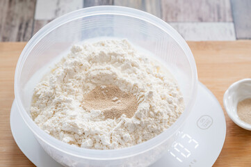 パン作り　強力粉にドライイーストを加える