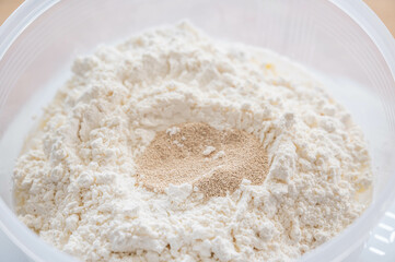 パン作り　強力粉にドライイーストを加える