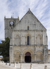 Fototapeta na wymiar Église de Saint Savinien en Charente Maritime en France