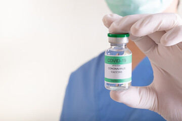 Obraz premium Doctors holding a bottle of covid-19 Coronavirus