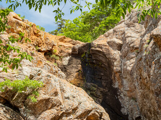 Obraz premium Sunny view of the Post Oak Waterfall landscape of Wichita Mountains
