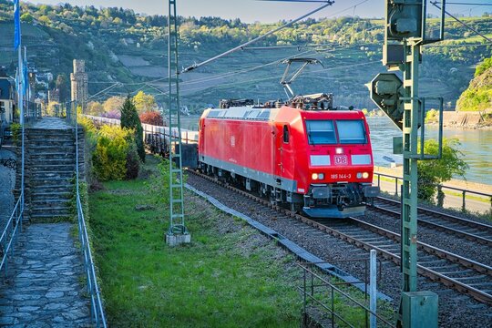 DB Cargo class 185 electric locomotive pulls a freight train through Oberwesel