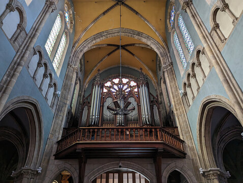 Interior e órgão de tubos na Igreja de Saint-André em Bayonne no País Basco, França