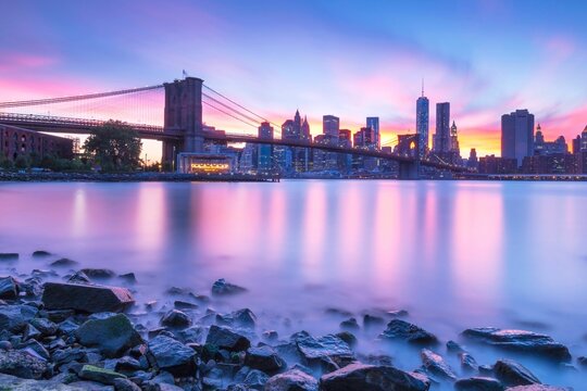 Scenic shot of the city of New York during the evening with a beautiful pink and blue sky © Marcel Kerdijk/Wirestock Creators