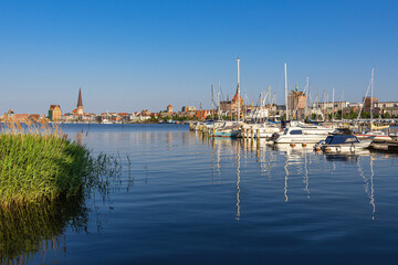 Fototapeta premium Blick über die Warnow auf die Hansestadt Rostock