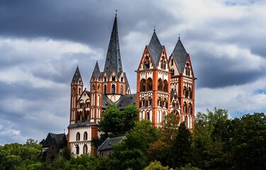 Fototapeta na wymiar Scenic view of the Limburg Cathedral (Limburger Dom)in Limburg an der Lahn, Germany under cloudy sky