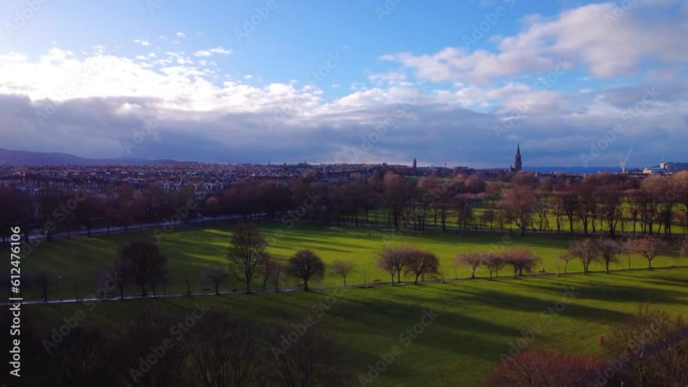 Sticker Raising drone flyover of the city with Edinburgh Castle in the distance with blue sky on the horIzon