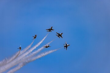 Beautiful view of an airshow in a blue clear sky