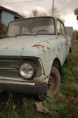 Obraz na płótnie Canvas Old rustic car abandoned on the backyard