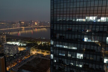Fototapeta premium city buildings and a body of water in the distance at night